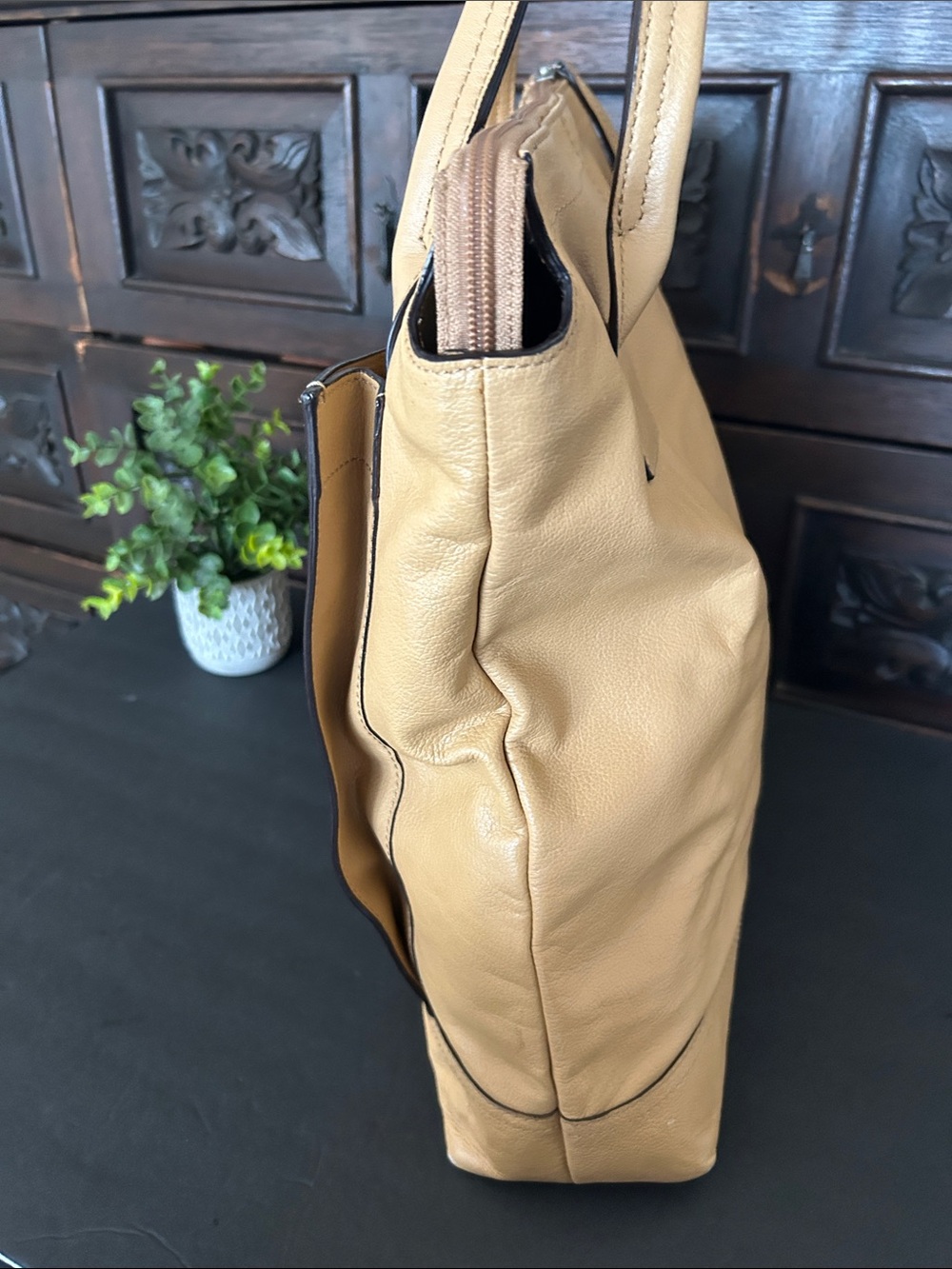Banana Republic Beige Leather Tote with Turn-Lock Pocket - Picture 4 of 16